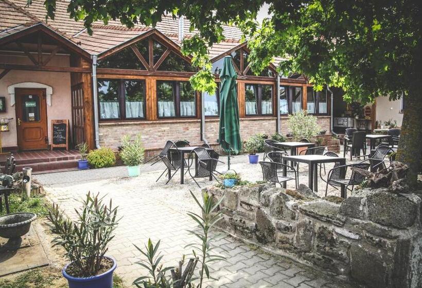 بنسيون Borostyánkert étterem & Vendégház