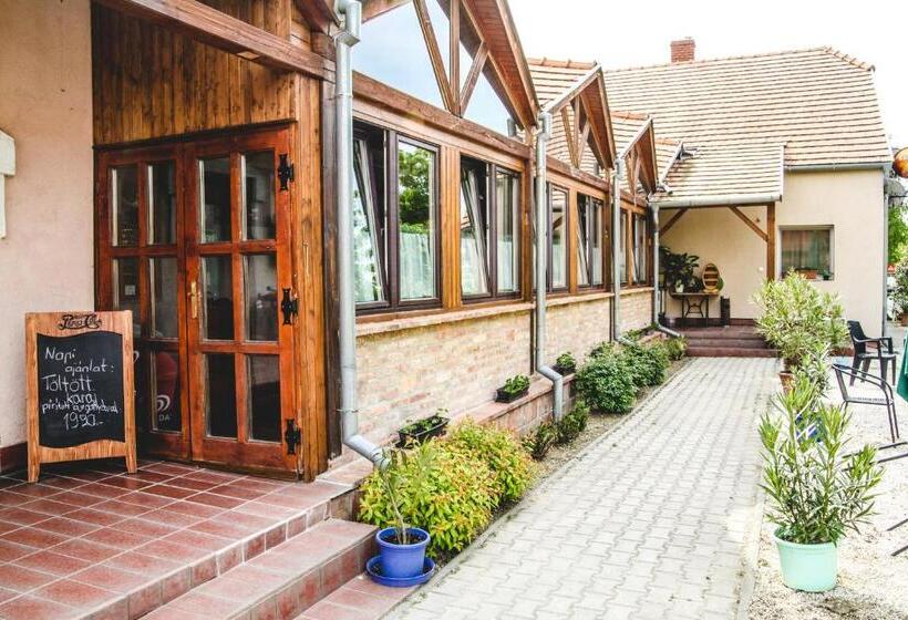 بنسيون Borostyánkert étterem & Vendégház