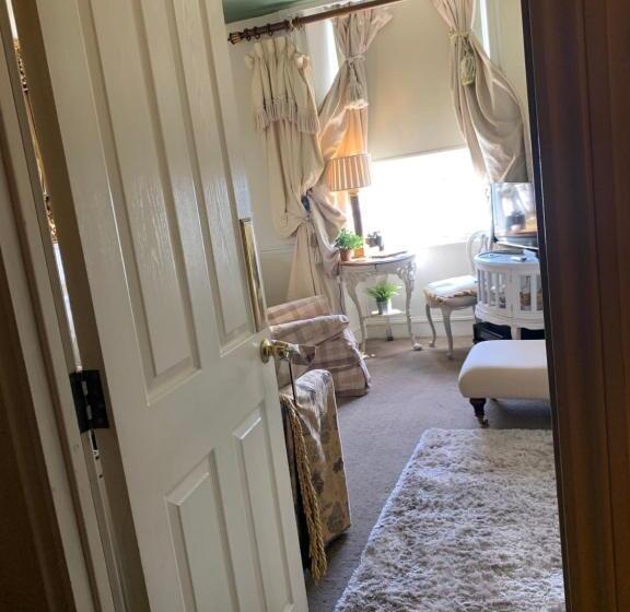 פנסיון The Suites At Ty Anne