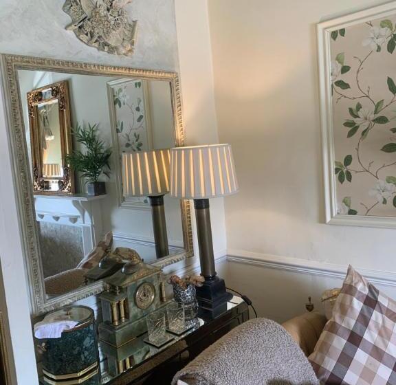 פנסיון The Suites At Ty Anne