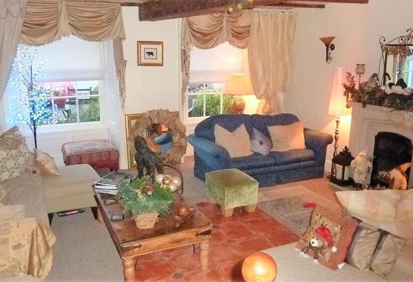 פנסיון The Suites At Ty Anne