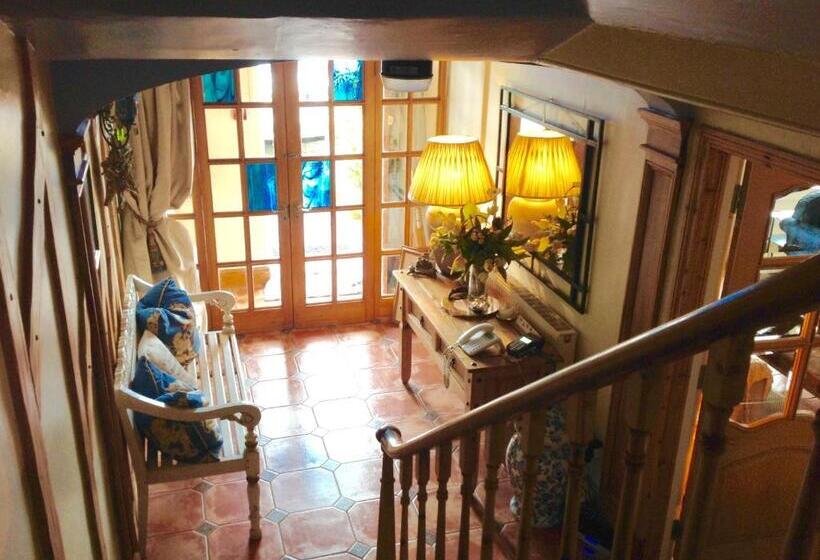 פנסיון The Suites At Ty Anne