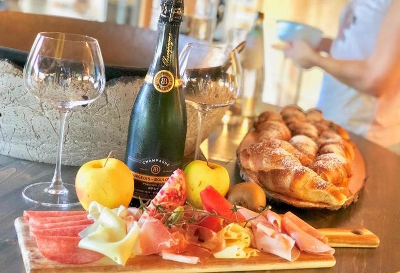 Presulis Hideaway Apartments & Restaurant