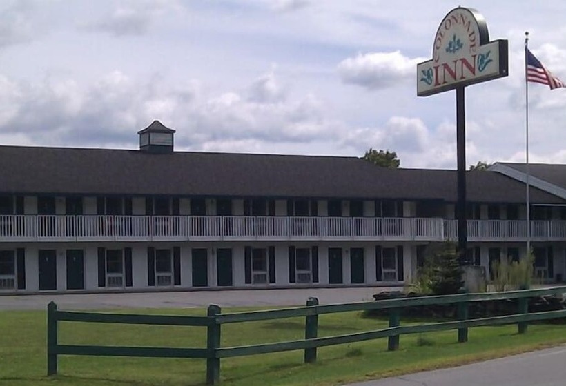 הוסטל Colonnade Inn