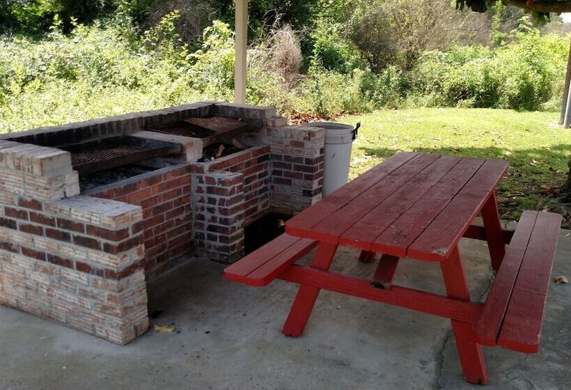 הוסטל Economy Inn