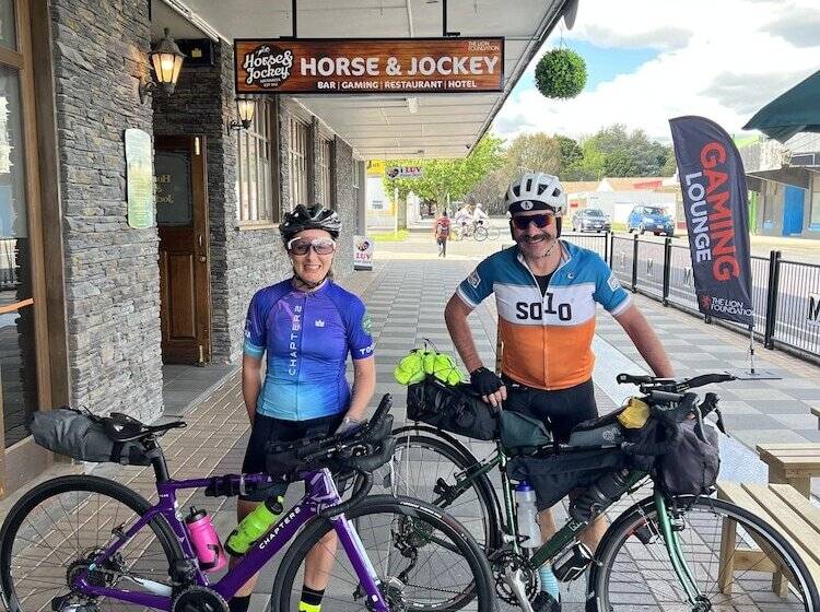 הוסטל Horse And Jockey Inn