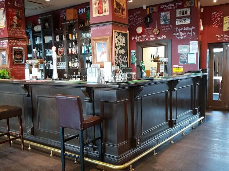 הוסטל Horse And Jockey Inn