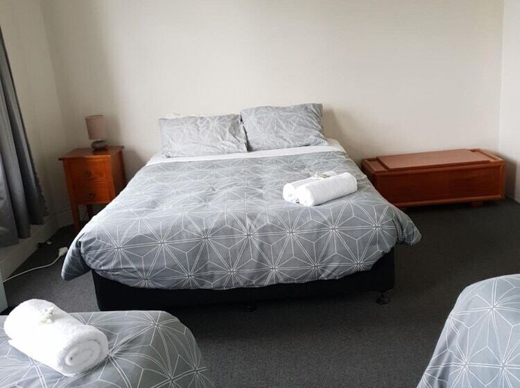 הוסטל Horse And Jockey Inn