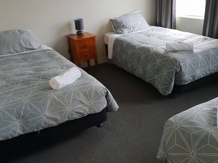 הוסטל Horse And Jockey Inn