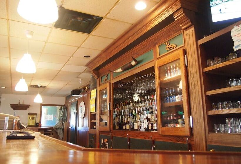 فندق صغير Moosomin Country Squire Inn