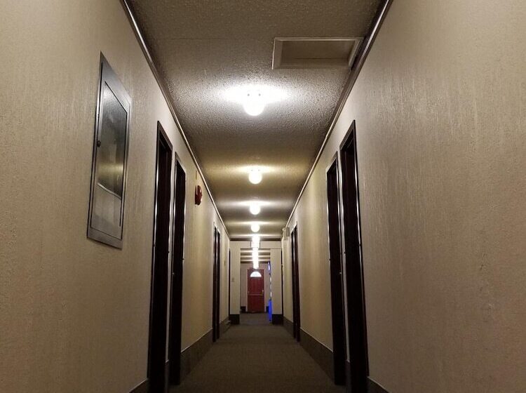 הוסטל Moosomin Country Squire Inn