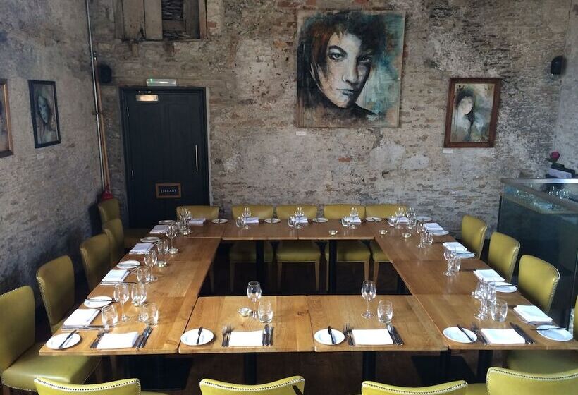 הוסטל The Archangel,restaurant & Bar With Rooms