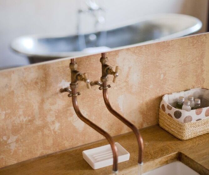 הוסטל The Archangel,restaurant & Bar With Rooms