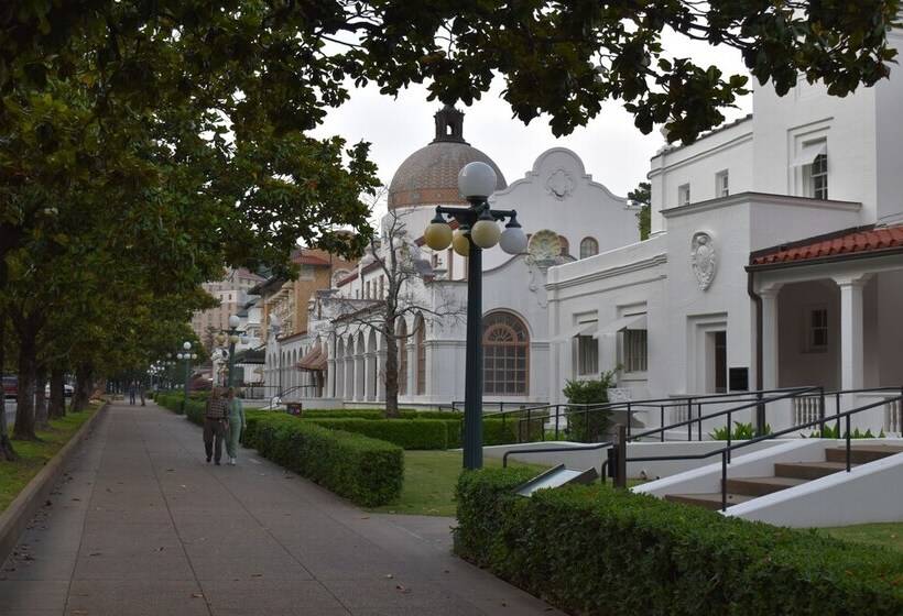 فندق صغير The Gables Inn