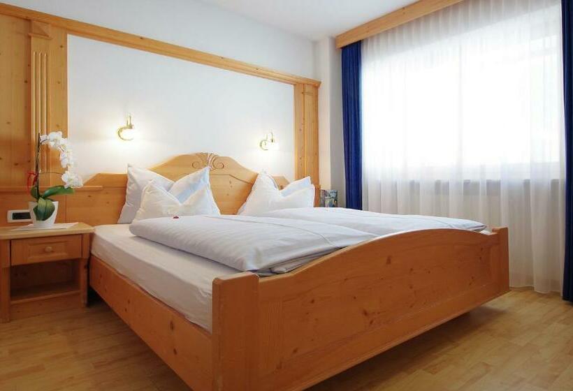 Garni Cristin & Dep Antina