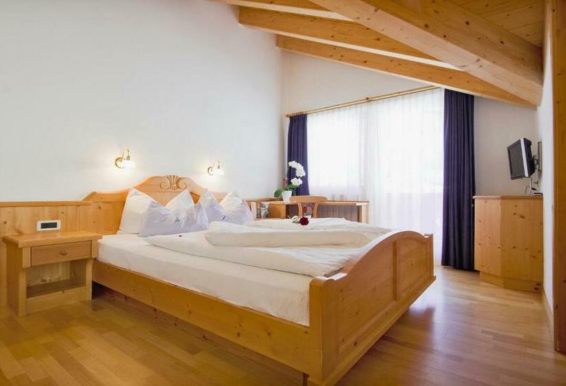 Garni Cristin & Dep Antina