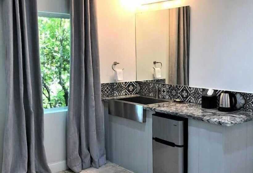 فندق على الطريق The Crystal Manatee