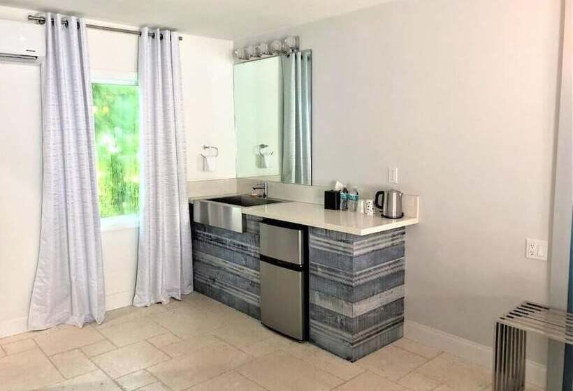 فندق على الطريق The Crystal Manatee