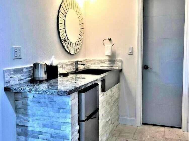 فندق على الطريق The Crystal Manatee