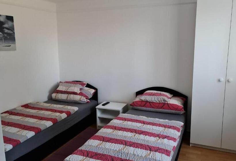 פנסיון Arató Vendégház