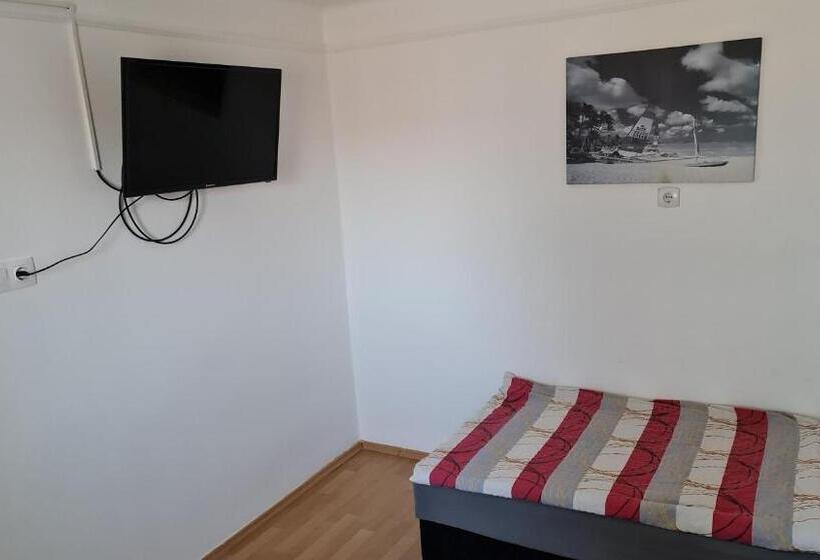 פנסיון Arató Vendégház