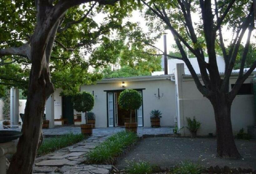 פנסיון Cypress Cottage