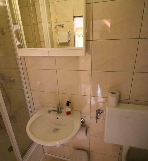 پانسیون Pod Orehi Guest House