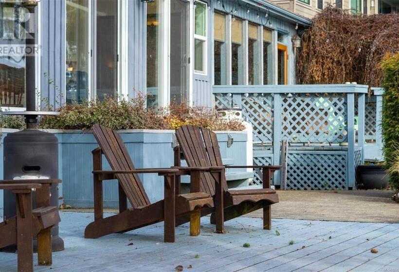 Пансион Salty Towers Ocean Front Cottages