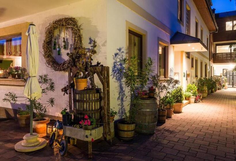 Pension Julia & Haus Elisabeth Wallner S Hofheuriger & Weinhof