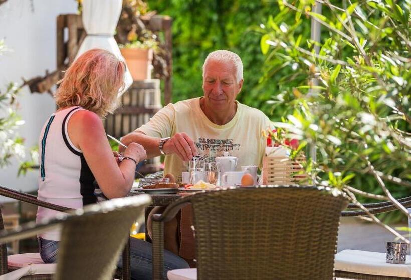 Pension Julia & Haus Elisabeth Wallner S Hofheuriger & Weinhof