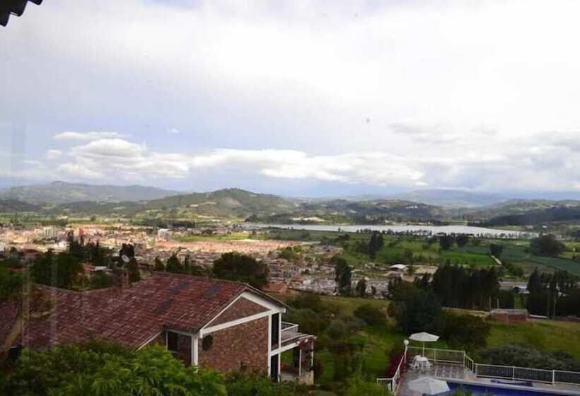 هاستل Miravalle Suites