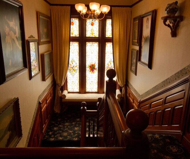 הוסטל Victoria's Historic Inn