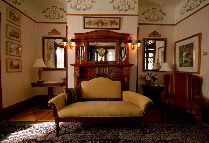 הוסטל Victoria's Historic Inn