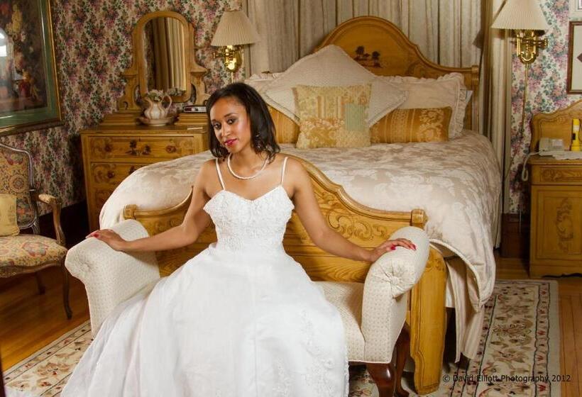 הוסטל Victoria's Historic Inn