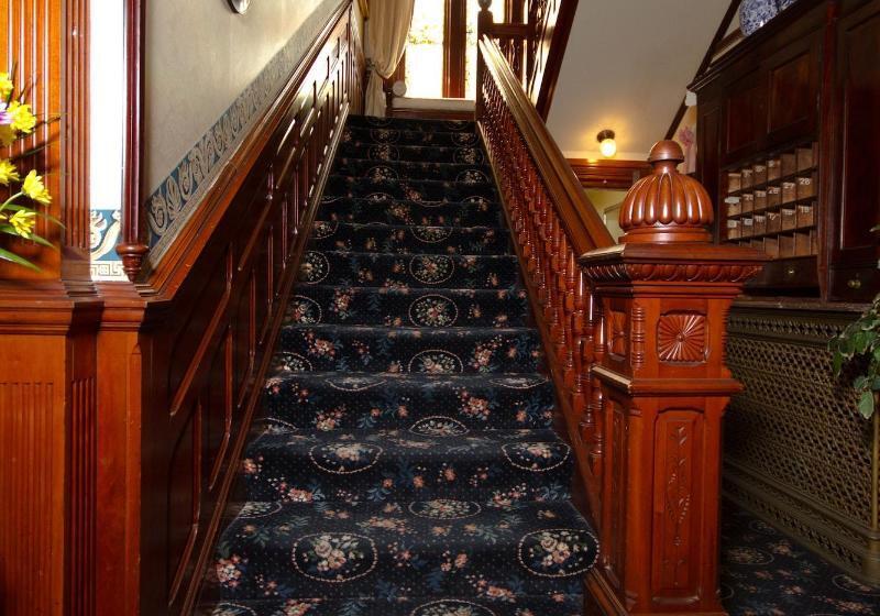 הוסטל Victoria's Historic Inn