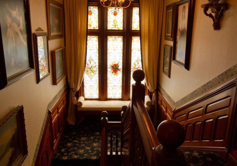 הוסטל Victoria's Historic Inn