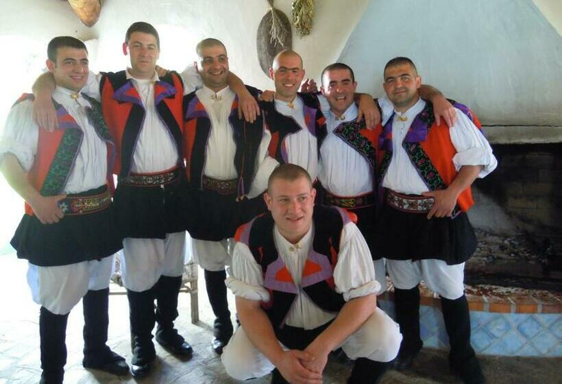 בית מלון כפרי Camisadu