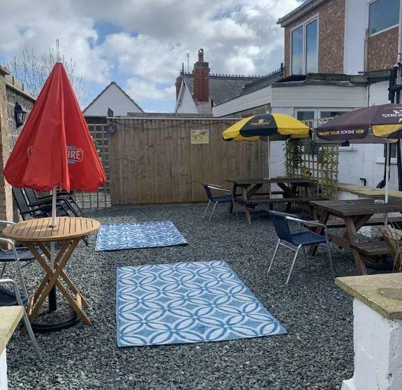 بنسيون Knighton Lodge