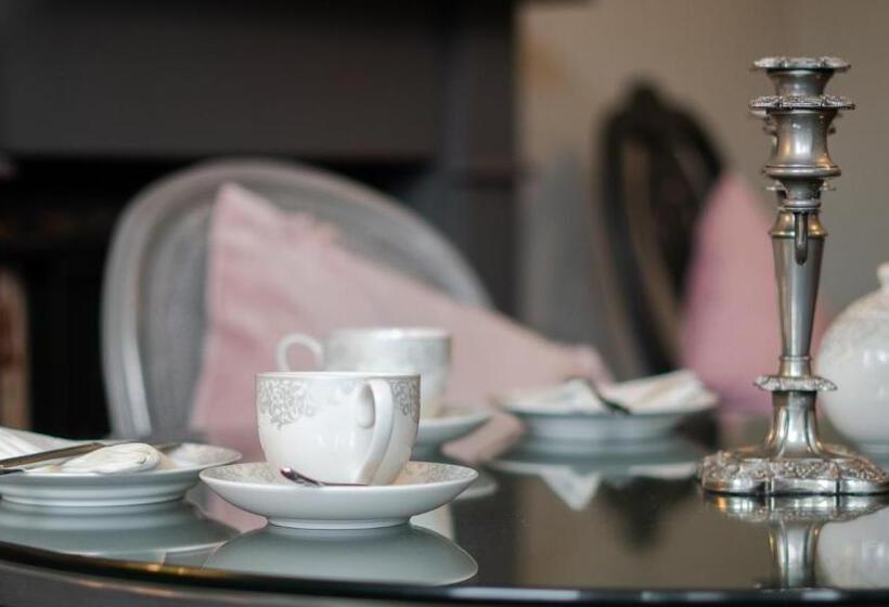 ペンション Trefoil Guest House