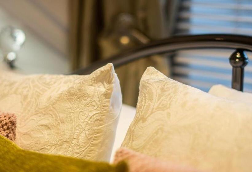 ペンション Trefoil Guest House