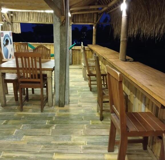 פנסיון Amed Stop Inn Homestay, Rooftop Restaurant And Bar