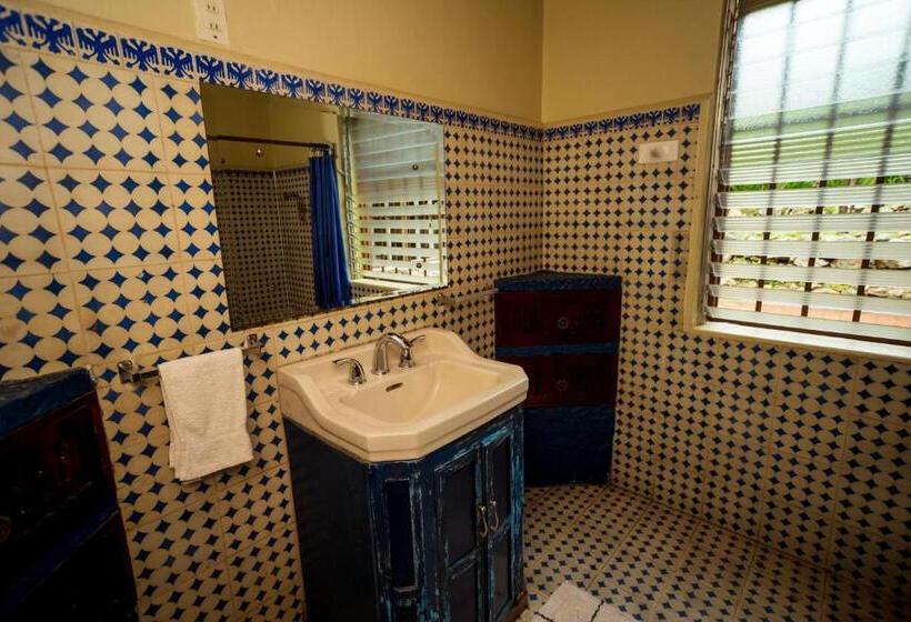 بنسيون Casa De Piedra Escazú