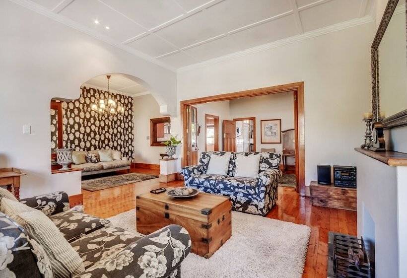 펜션 First Avenue Guesthouse