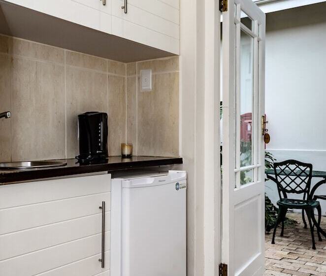 펜션 First Avenue Guesthouse