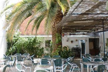 پانسیون Hostal Las Tres Jotas