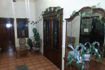 پانسیون Hostal Las Tres Jotas