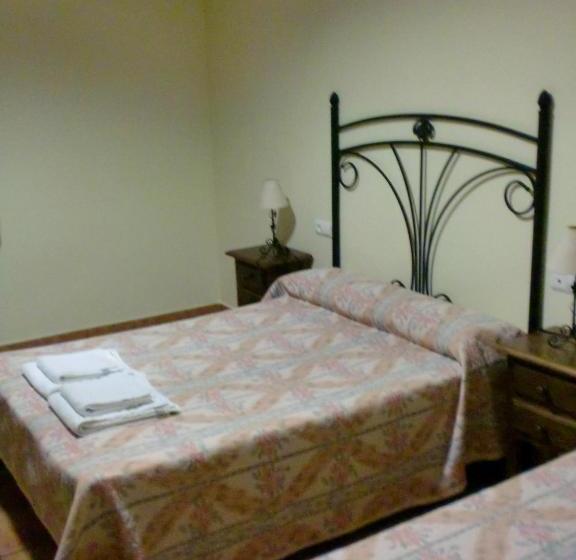 بنسيون Hostal Las Tres Jotas