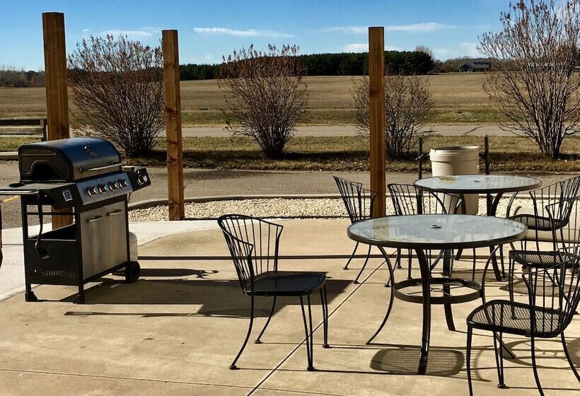 فندق صغير Bay Hill Inns & Suites