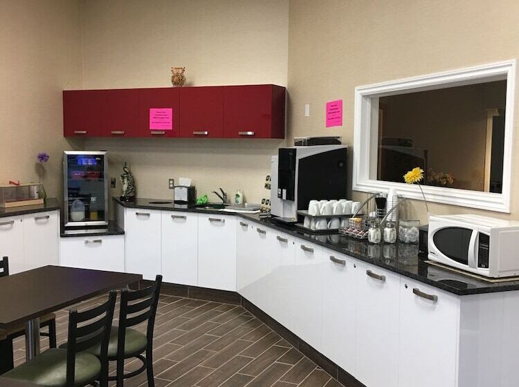 فندق صغير Bay Hill Inns & Suites