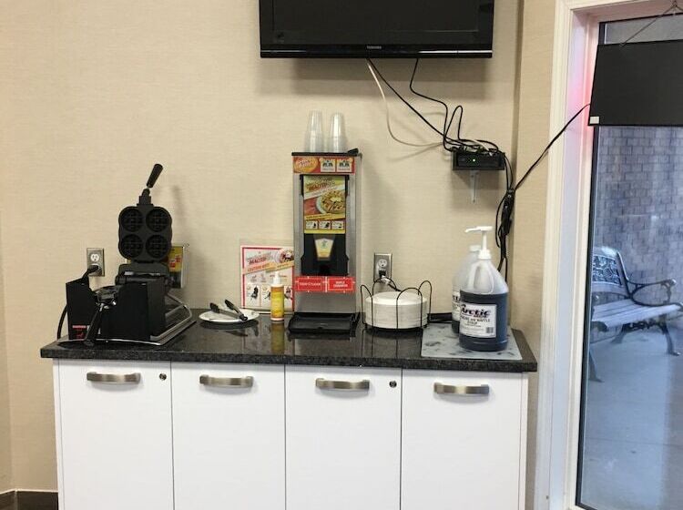 فندق صغير Bay Hill Inns & Suites